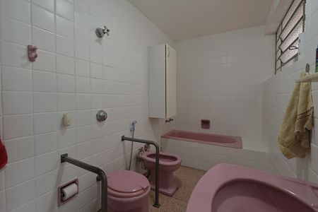 Casa à venda com 316m², 5 quartos e 4 vagasBanheiro social