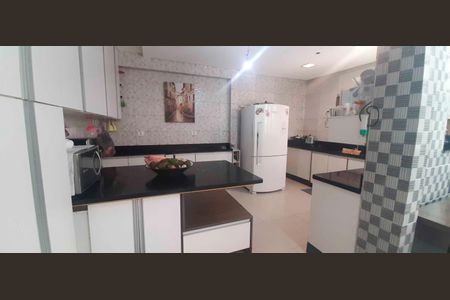 Casa à venda com 218m², 4 quartos e 3 vagas Casa à venda com 218m², 4 quartos e 3 vagasCozinha