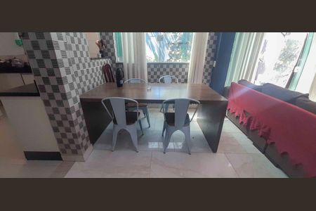 Casa à venda com 218m², 4 quartos e 3 vagas