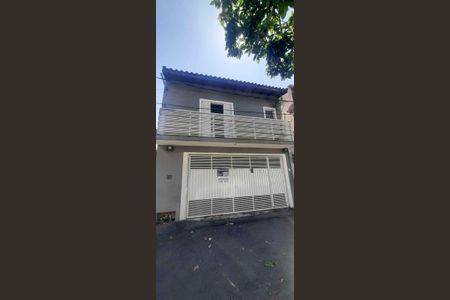 Casa à venda com 218m², 4 quartos e 3 vagas Casa à venda com 218m², 4 quartos e 3 vagasFachada da Casa