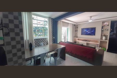 Casa à venda com 218m², 4 quartos e 3 vagas