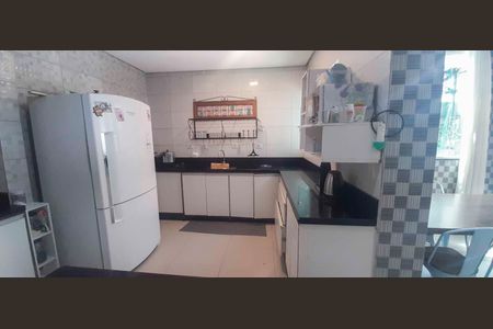 Casa à venda com 218m², 4 quartos e 3 vagas