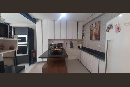 Casa à venda com 218m², 4 quartos e 3 vagas