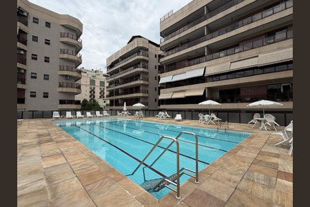 Apartamento à venda com 180m², 4 quartos e 2 vagas Apartamento à venda com 180m², 4 quartos e 2 vagasÁrea comum - Piscina