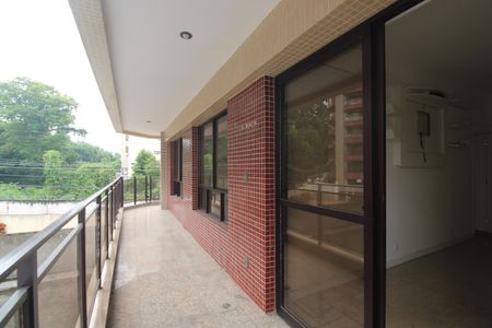 Apartamento à venda com 180m², 4 quartos e 2 vagasSuíte 2 - Varanda