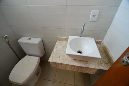 Casa de condomínio à venda com 160m², 3 quartos e 2 vagasLavabo
