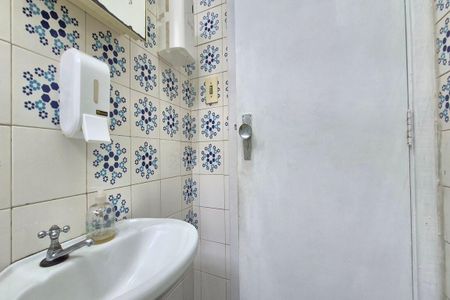 Casa à venda com 170m², 5 quartos e sem vaga Casa à venda com 170m², 5 quartos e sem vagaBanheiro