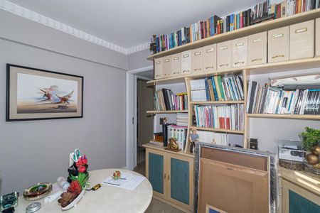Apartamento à venda com 207m², 4 quartos e 3 vagas Apartamento à venda com 207m², 4 quartos e 3 vagasEscritório