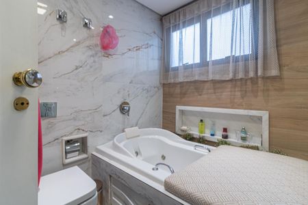 Apartamento à venda com 207m², 4 quartos e 3 vagas Apartamento à venda com 207m², 4 quartos e 3 vagasBanheiro da Suíte 1