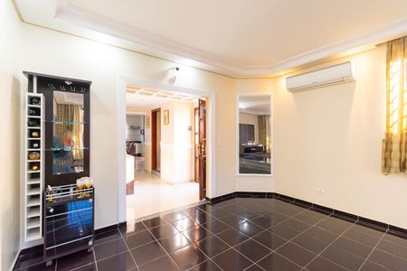 Casa à venda com 240m², 3 quartos e 6 vagasSala