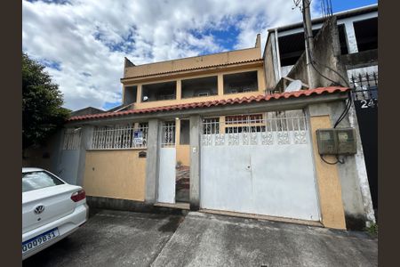 Casa para alugar com 200m², 2 quartos e 2 vagasFachada + plaquinha