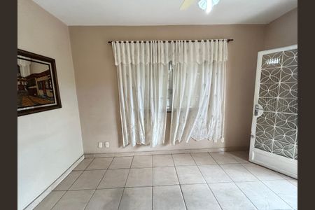 Sala de casa para alugar com 2 quartos, 200m² em Bento Ribeiro, Rio de Janeiro