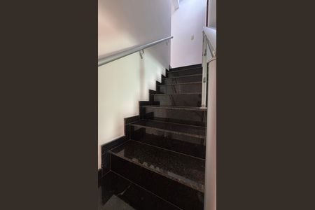 Casa à venda com 126m², 3 quartos e 2 vagas Casa à venda com 126m², 3 quartos e 2 vagasEscada