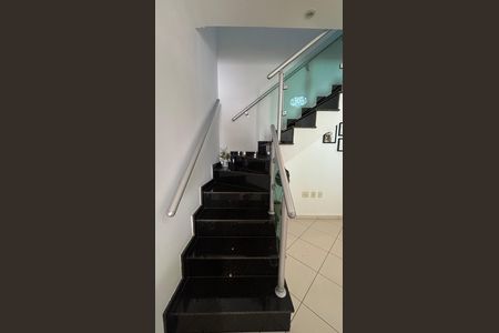 Casa à venda com 126m², 3 quartos e 2 vagas Casa à venda com 126m², 3 quartos e 2 vagasEscada