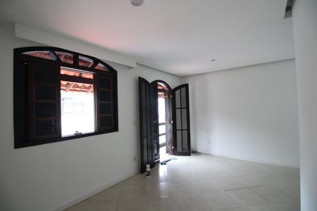 Sala de casa de condomínio para alugar com 2 quartos, 75m² em Taquara, Rio de Janeiro