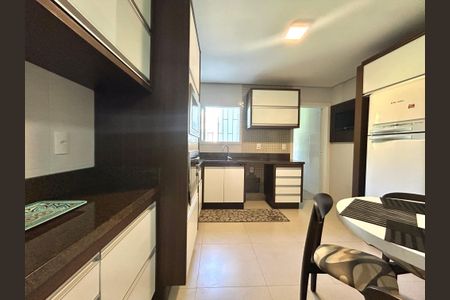Casa para alugar com 230m², 2 quartos e 3 vagasCozinha 