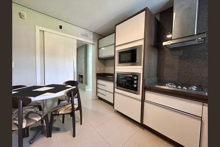 Casa para alugar com 230m², 2 quartos e 3 vagasCozinha 