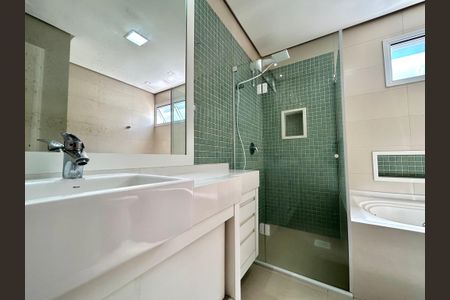 Casa para alugar com 230m², 2 quartos e 3 vagasBanheiro suíte 