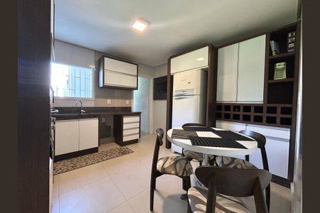 Casa para alugar com 230m², 2 quartos e 3 vagasCozinha 