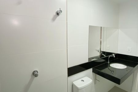 Banheiro de kitnet/studio para alugar com 1 quarto, 40m² em Santa Tereza, Belo Horizonte