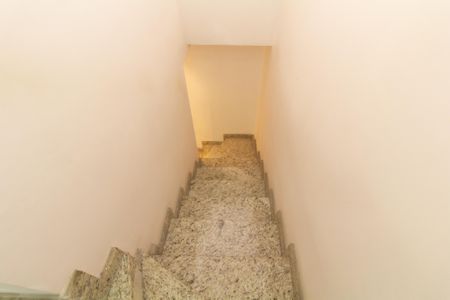 Casa de condomínio à venda com 57m², 2 quartos e 2 vagas Casa de condomínio à venda com 57m², 2 quartos e 2 vagasEscada