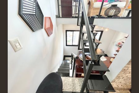 Apartamento à venda com 126m², 3 quartos e 2 vagas Apartamento à venda com 126m², 3 quartos e 2 vagasEscada