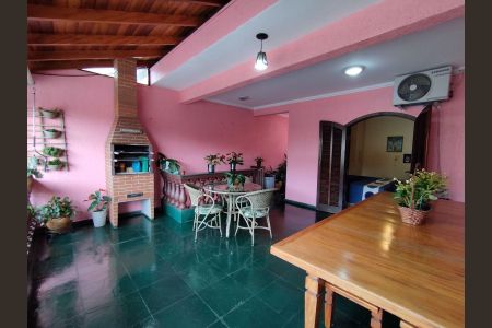 Casa à venda com 175m², 3 quartos e 2 vagas Casa à venda com 175m², 3 quartos e 2 vagasÁrea externa