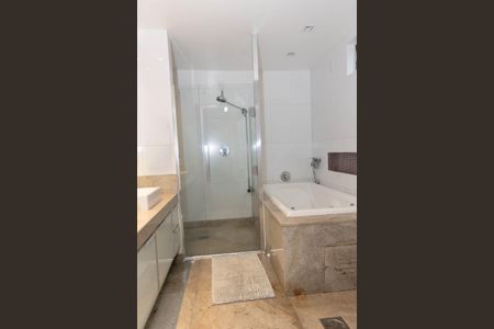 Apartamento para alugar com 284m², 4 quartos e 4 vagasBanheiro