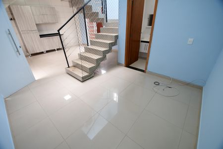 Sala de casa de condomínio à venda com 2 quartos, 84m² em Vila Nogueira, Campinas