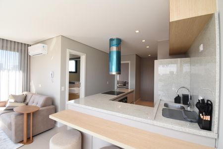 Sala e Cozinha de apartamento para alugar com 1 quarto, 49m² em São Francisco, Curitiba