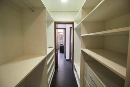 Casa de condomínio à venda com 496m², 5 quartos e 4 vagas Casa de condomínio à venda com 496m², 5 quartos e 4 vagasCloset da suíte 2