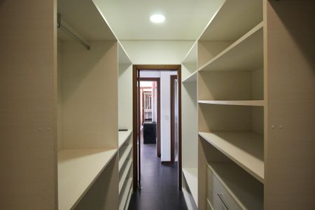 Casa de condomínio à venda com 496m², 5 quartos e 4 vagas Casa de condomínio à venda com 496m², 5 quartos e 4 vagasCloset da suíte 2