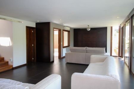 Casa de condomínio à venda com 496m², 5 quartos e 4 vagas Casa de condomínio à venda com 496m², 5 quartos e 4 vagasSala