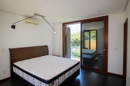 Casa de condomínio à venda com 496m², 5 quartos e 4 vagas Casa de condomínio à venda com 496m², 5 quartos e 4 vagasSuíte 1