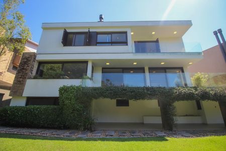 Casa de condomínio à venda com 496m², 5 quartos e 4 vagas Casa de condomínio à venda com 496m², 5 quartos e 4 vagasQuintal