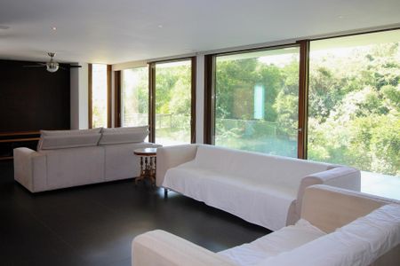 Casa de condomínio à venda com 496m², 5 quartos e 4 vagas Casa de condomínio à venda com 496m², 5 quartos e 4 vagasSala