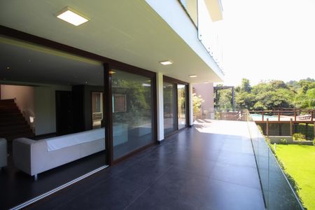 Casa de condomínio à venda com 496m², 5 quartos e 4 vagas Casa de condomínio à venda com 496m², 5 quartos e 4 vagasSacada