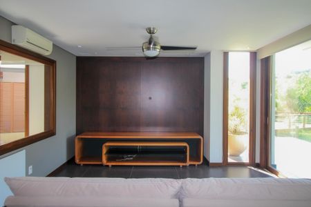 Casa de condomínio à venda com 496m², 5 quartos e 4 vagas Casa de condomínio à venda com 496m², 5 quartos e 4 vagasSala