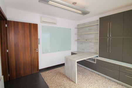 Casa de condomínio à venda com 496m², 5 quartos e 4 vagas Casa de condomínio à venda com 496m², 5 quartos e 4 vagasEscritório