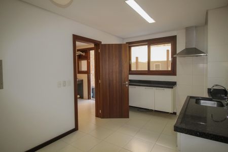 Casa de condomínio à venda com 496m², 5 quartos e 4 vagas Casa de condomínio à venda com 496m², 5 quartos e 4 vagasCozinha 2
