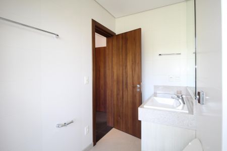 Casa de condomínio à venda com 496m², 5 quartos e 4 vagas Casa de condomínio à venda com 496m², 5 quartos e 4 vagasBanheiro da Suíte 2