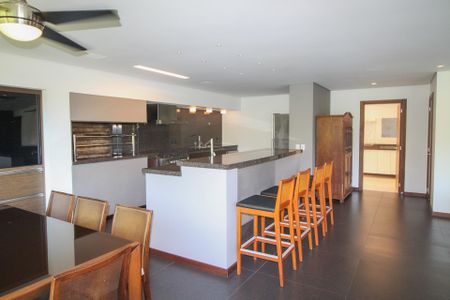 Casa de condomínio à venda com 496m², 5 quartos e 4 vagas Casa de condomínio à venda com 496m², 5 quartos e 4 vagasCozinha
