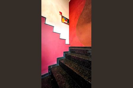 Casa à venda com 324m², 4 quartos e 4 vagas Casa à venda com 324m², 4 quartos e 4 vagasEscada