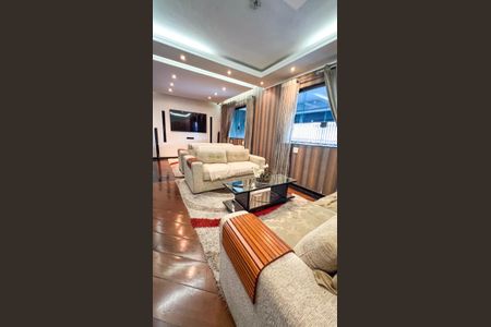 Casa à venda com 324m², 4 quartos e 4 vagas Casa à venda com 324m², 4 quartos e 4 vagasSala