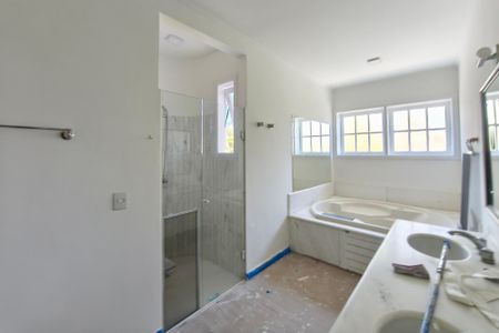 Casa de condomínio para alugar com 350m², 3 quartos e 3 vagas Casa de condomínio para alugar com 350m², 3 quartos e 3 vagasBanheiro Suíte