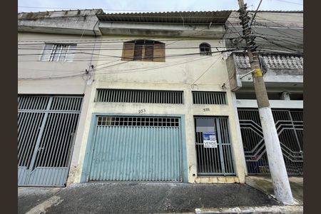 Casa à venda com 120m², 4 quartos e 2 vagas Casa à venda com 120m², 4 quartos e 2 vagasFachada + Placa