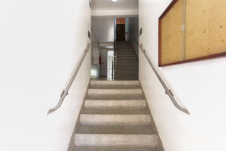 Apartamento para alugar com 60m², 2 quartos e 1 vagaEscada / Entrada 