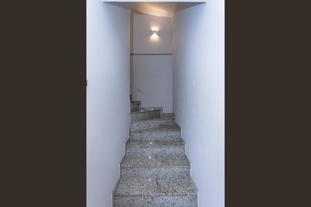 Casa à venda com 200m², 3 quartos e 6 vagasEscada