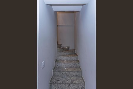 Casa à venda com 200m², 3 quartos e 6 vagasEscada