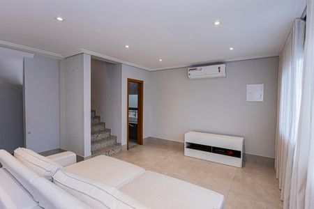 Casa à venda com 200m², 3 quartos e 6 vagasSala e cozinha